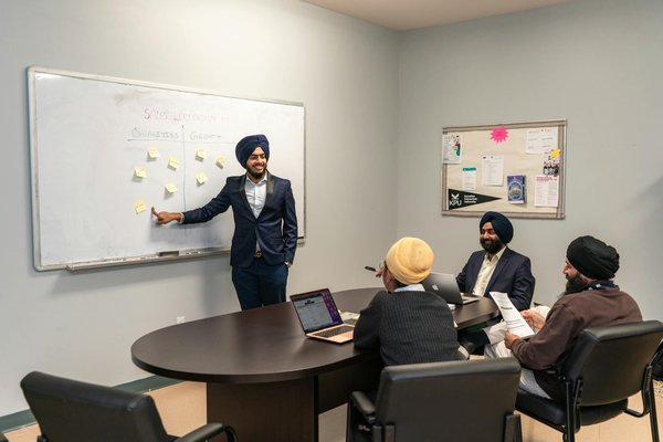 Hoe kunnen bedrijfstrainingen bijdragen aan een inclusieve werkcultuur?